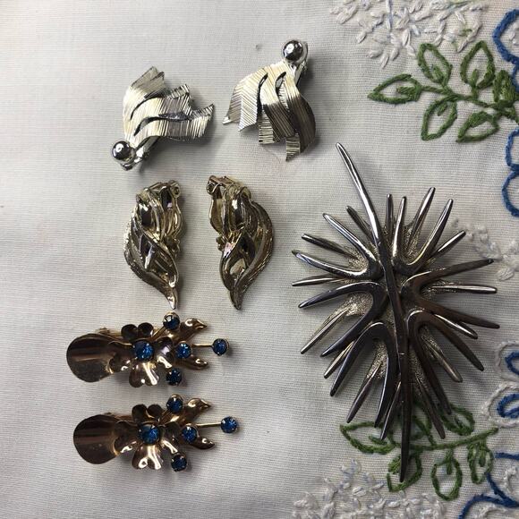 Vintage Lot of 4 Earrings & Brooch Coro Signed Silver Mod MCM Modern Retro - Picture 10 of 14